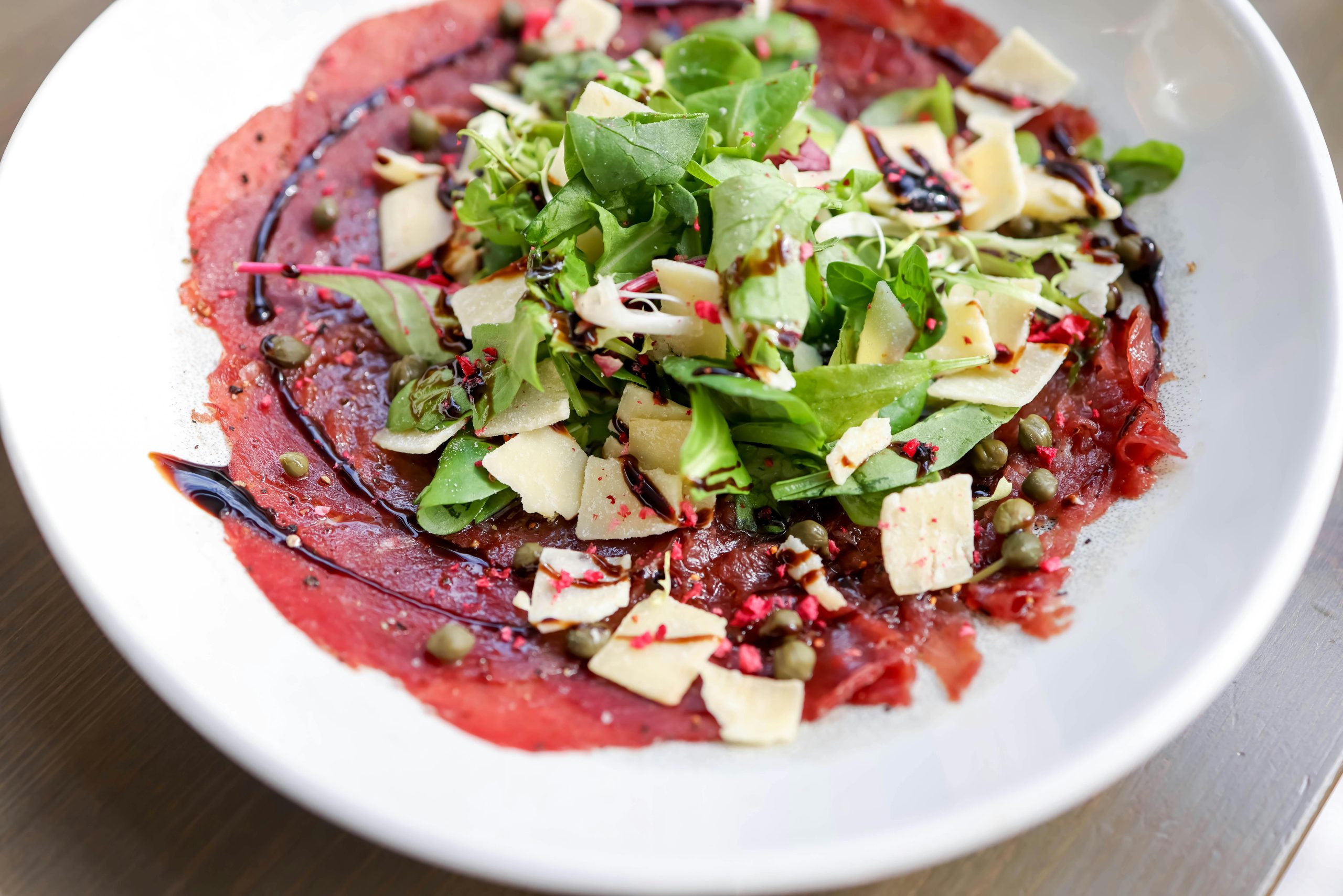 Maîtriser l’art du carpaccio de bœuf : la recette digne d’un restaurant