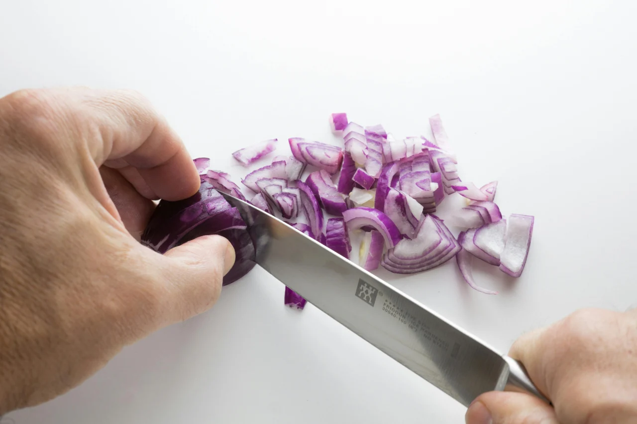 Les étapes incontournables pour ciseler un oignon comme un chef